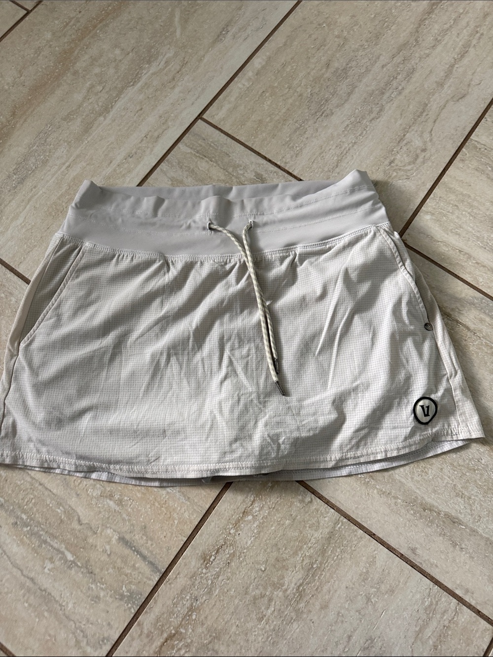 Vuori Women’s Sea Breeze Skirt White Athletic Tennis Skirt - Size Medium